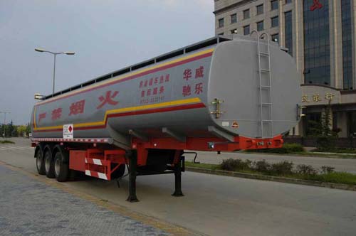 化工液體運(yùn)輸半掛車(chē)